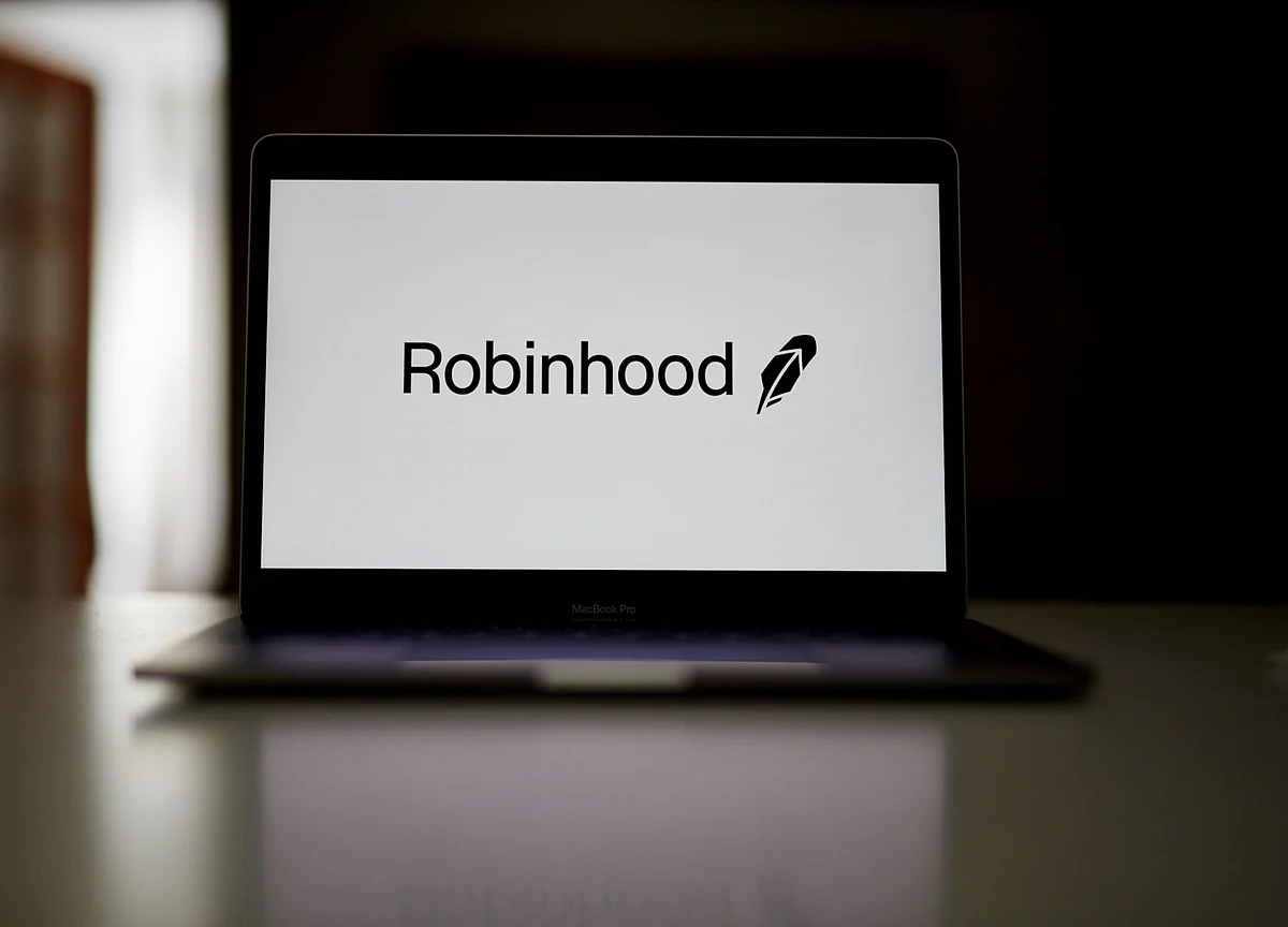 Robinhood Weighs Selling Its Shares to Clients in IPO