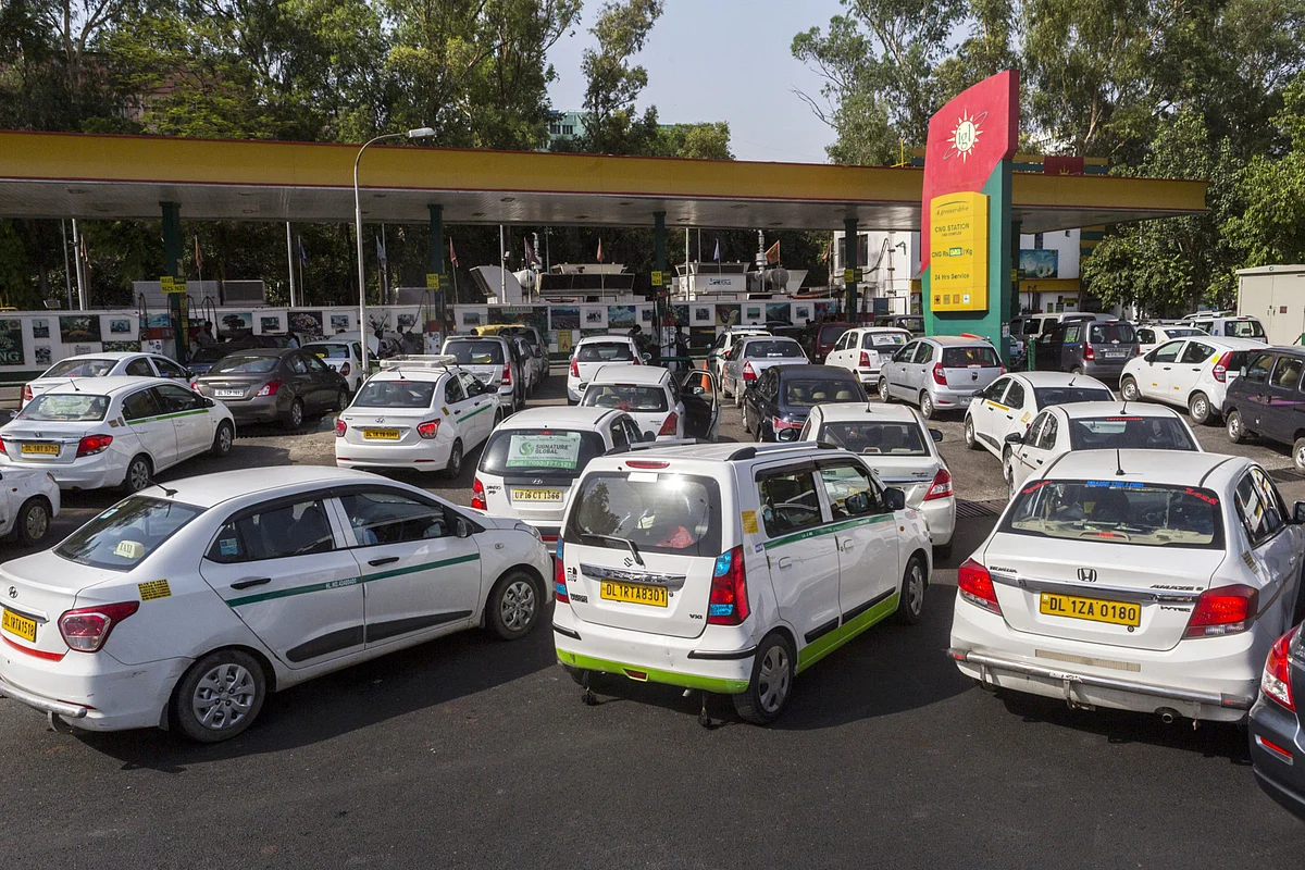 Vehicles wait in line to be refueled with compressed natural gas (CNG) at an Indraprastha Gas Ltd. gas station in New Delhi, India. (Photographer: Prashanth Vishwanathan/Bloomberg)