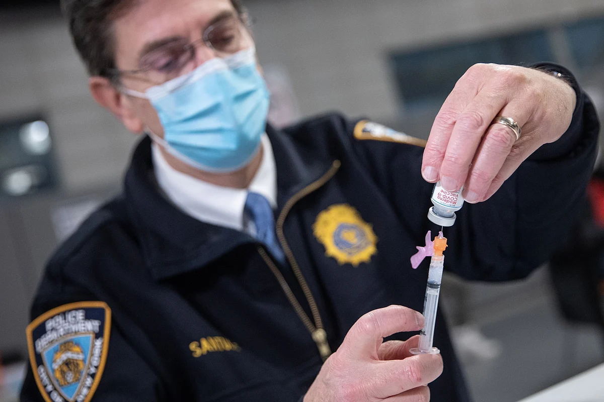 U.S. Daily Covid Vaccinations Rise by Record 1.25 Million