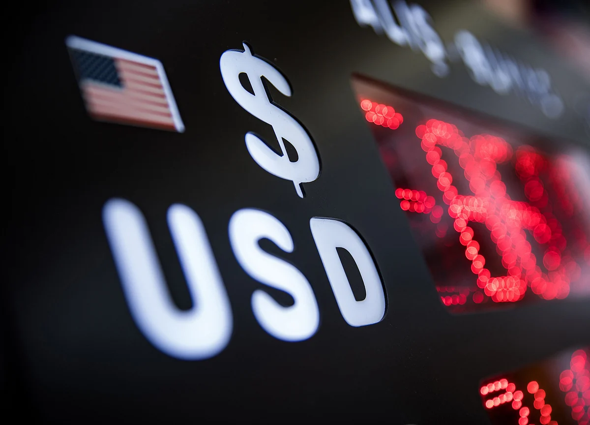 Hedge Funds Head for Cover as Dollar Rebound Gathers Momentum