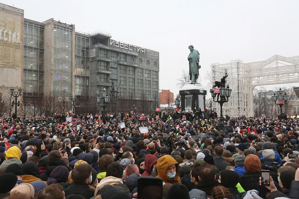 Crowds gather in support of Alexey Navalny, in Moscow, Russia, on Jan. 23, 2021. (Photographer: Andrey Rudakov/Bloomberg)