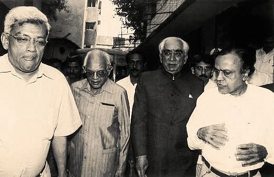Deepak Parekh (left) and Murli Deora (right) with Jaswant Singh. (Photograph: Milind Deora/Twitter)