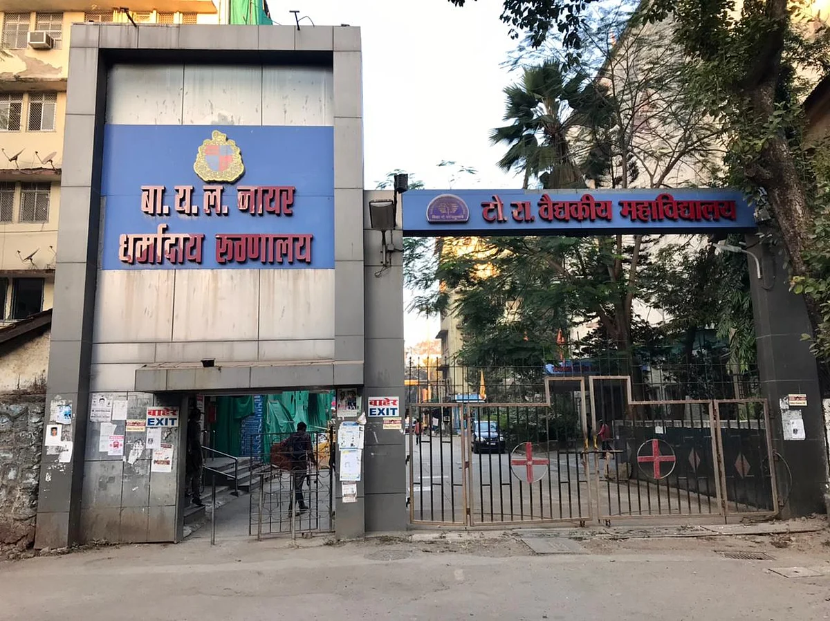 Entrance of Nair Hospital, one of the designated Covid vaccination centres in Mumbai. (Photographer: Vijay Sartape/BloombergQuint)