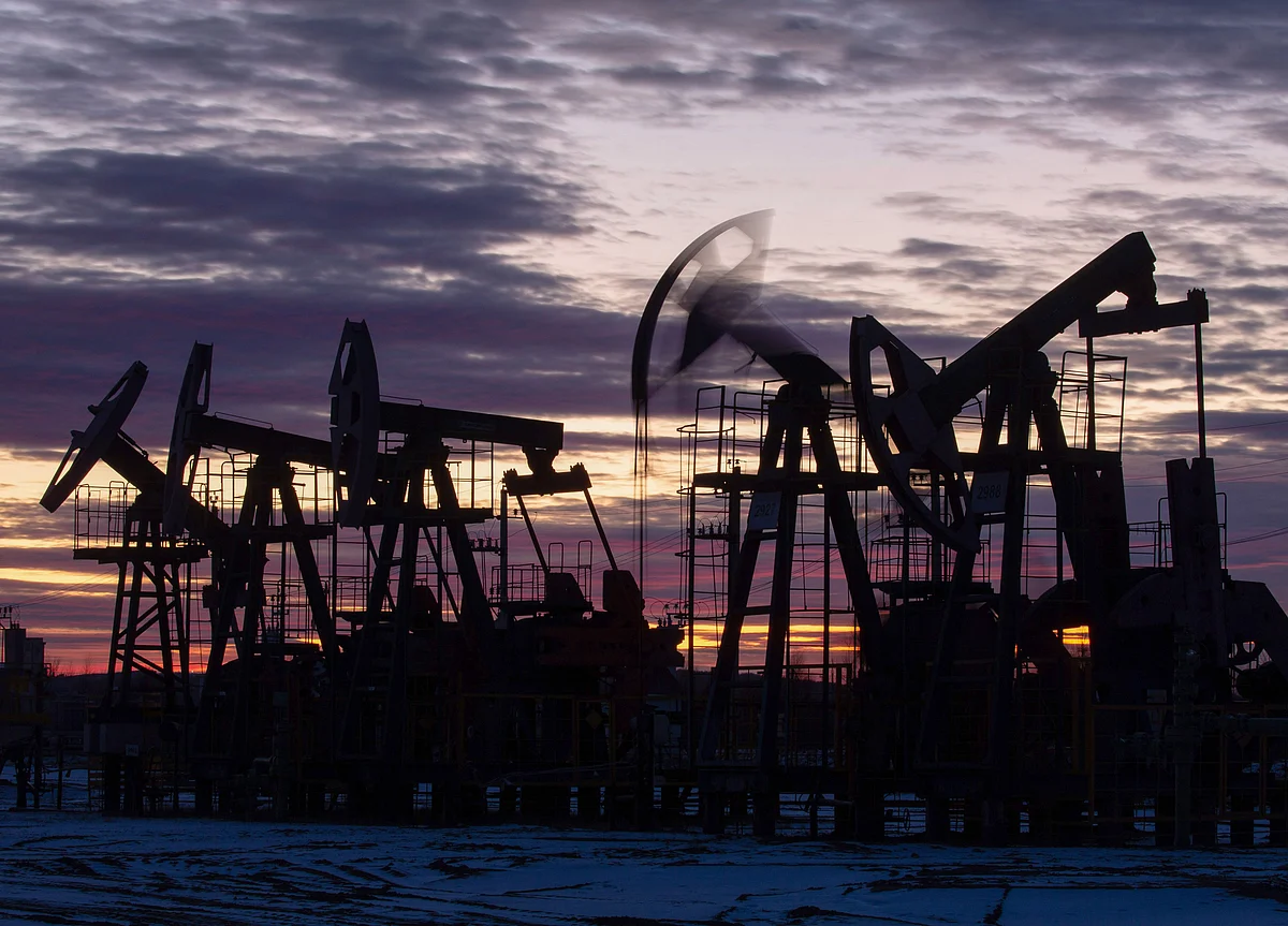 Oil Slumps on Dollar Strength and Cooling Consumer Sentiment