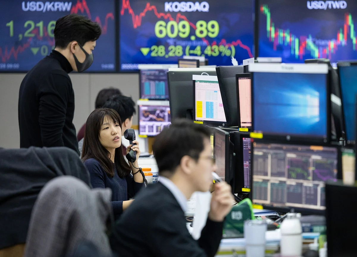 U.S. Stocks Decline as Oil Tumbles, Bonds Advance: Markets Wrap