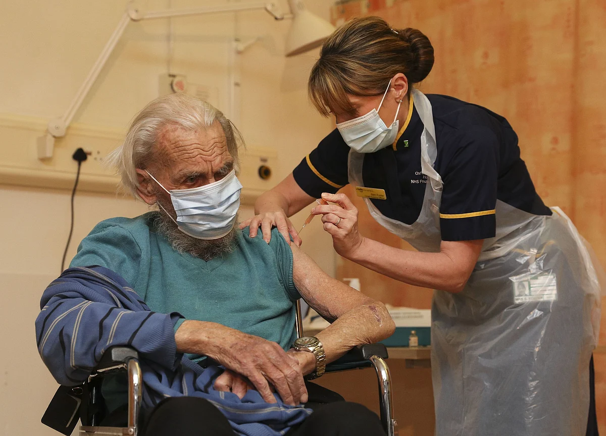 U.K. Bolsters Vaccination With Oxford Shot as Covid Surges
