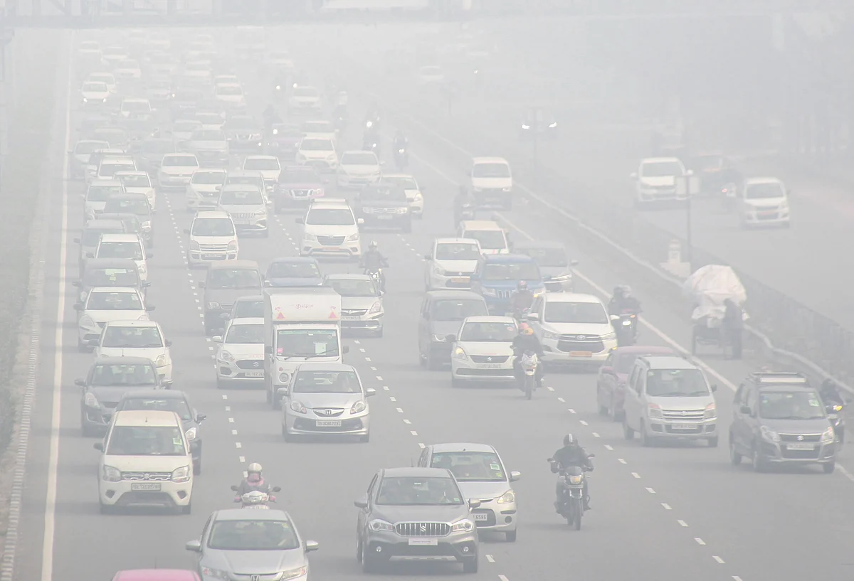 <div class="paragraphs"><p>Vehicles move slowly amid low visibility. (Photo: PTI)</p></div>