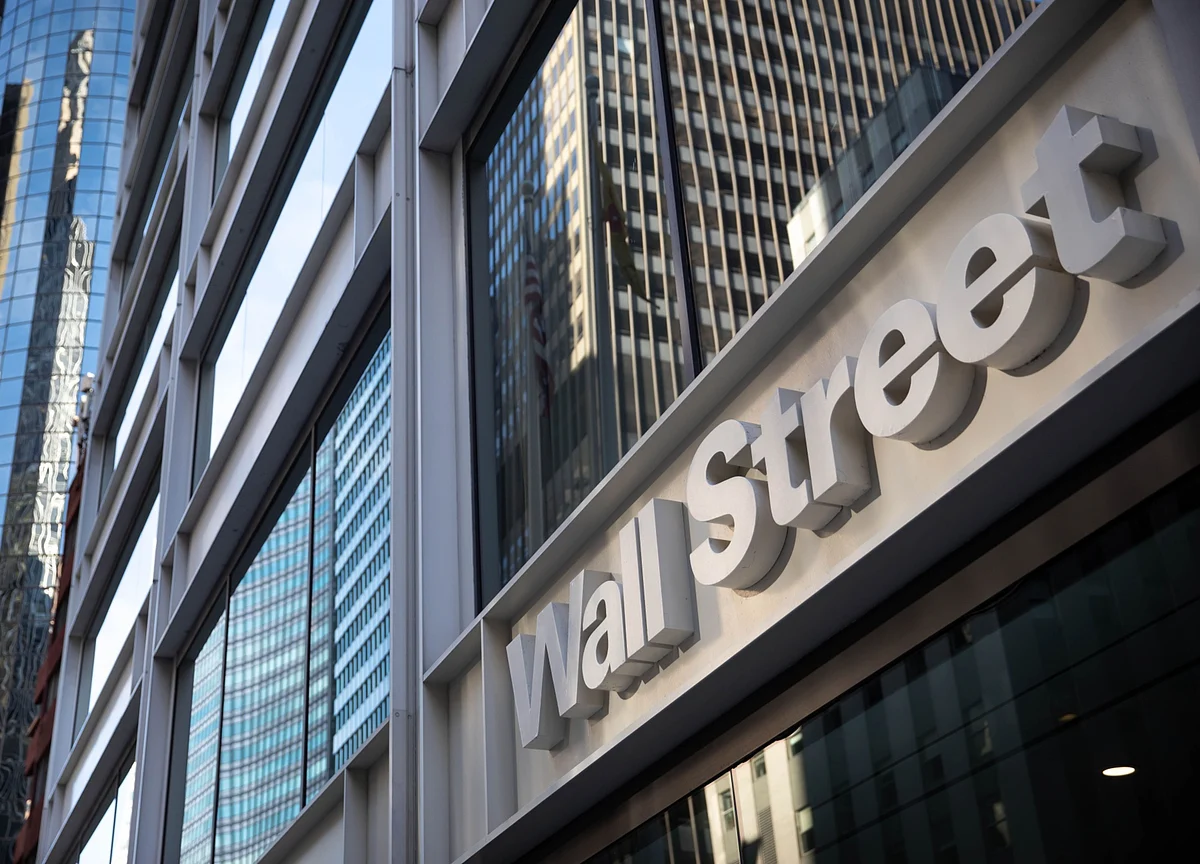Wall Street Veteran Says Market Could Plunge 15%, Sounding Alarm About Bubbles