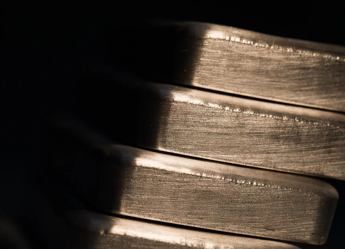 Silver Steadies After Wild Swings as Reddit-Fueled Furor Eases