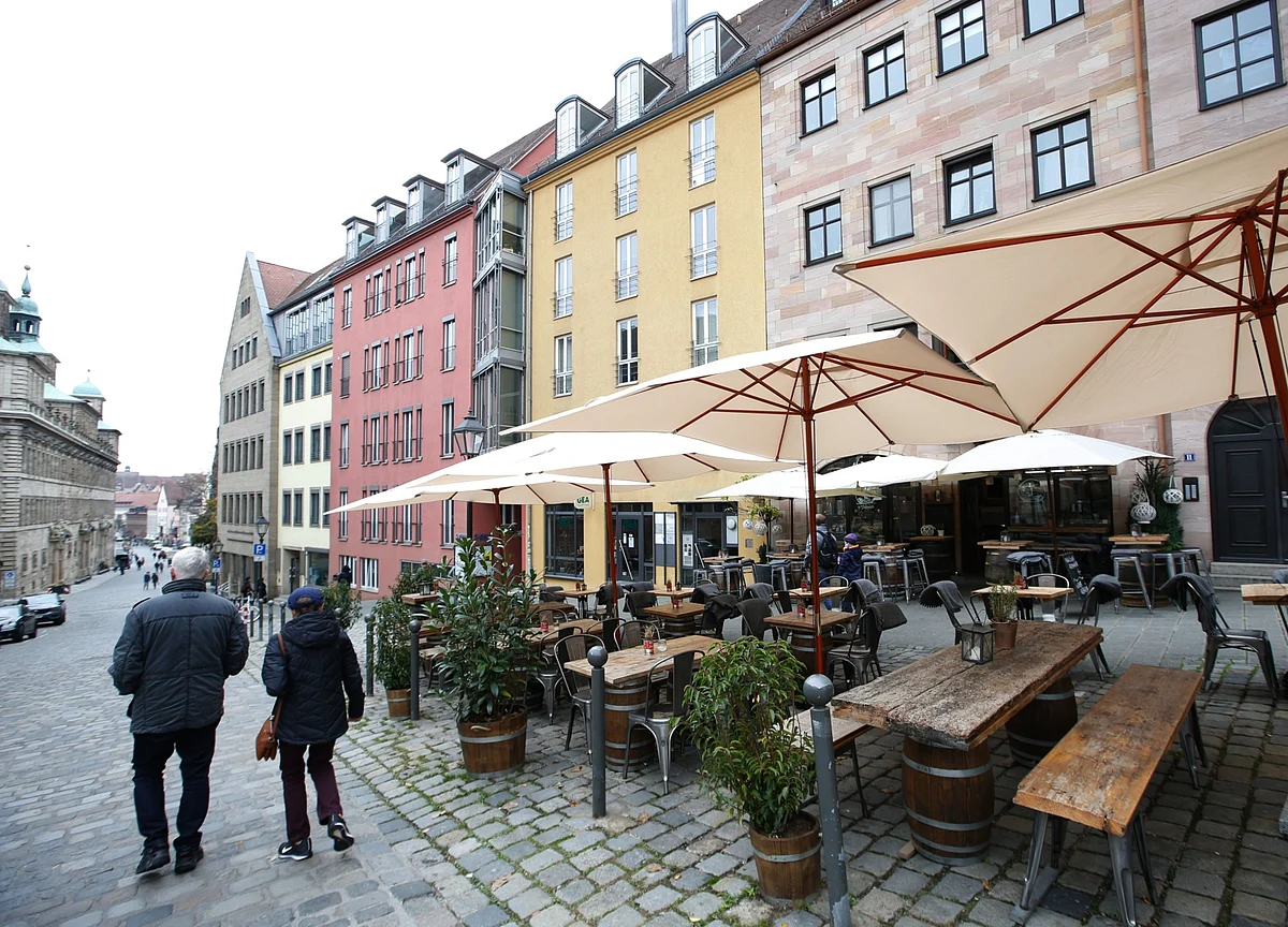 Merkel Proposes Gradual Opening of Shops, Hotels From Next Month