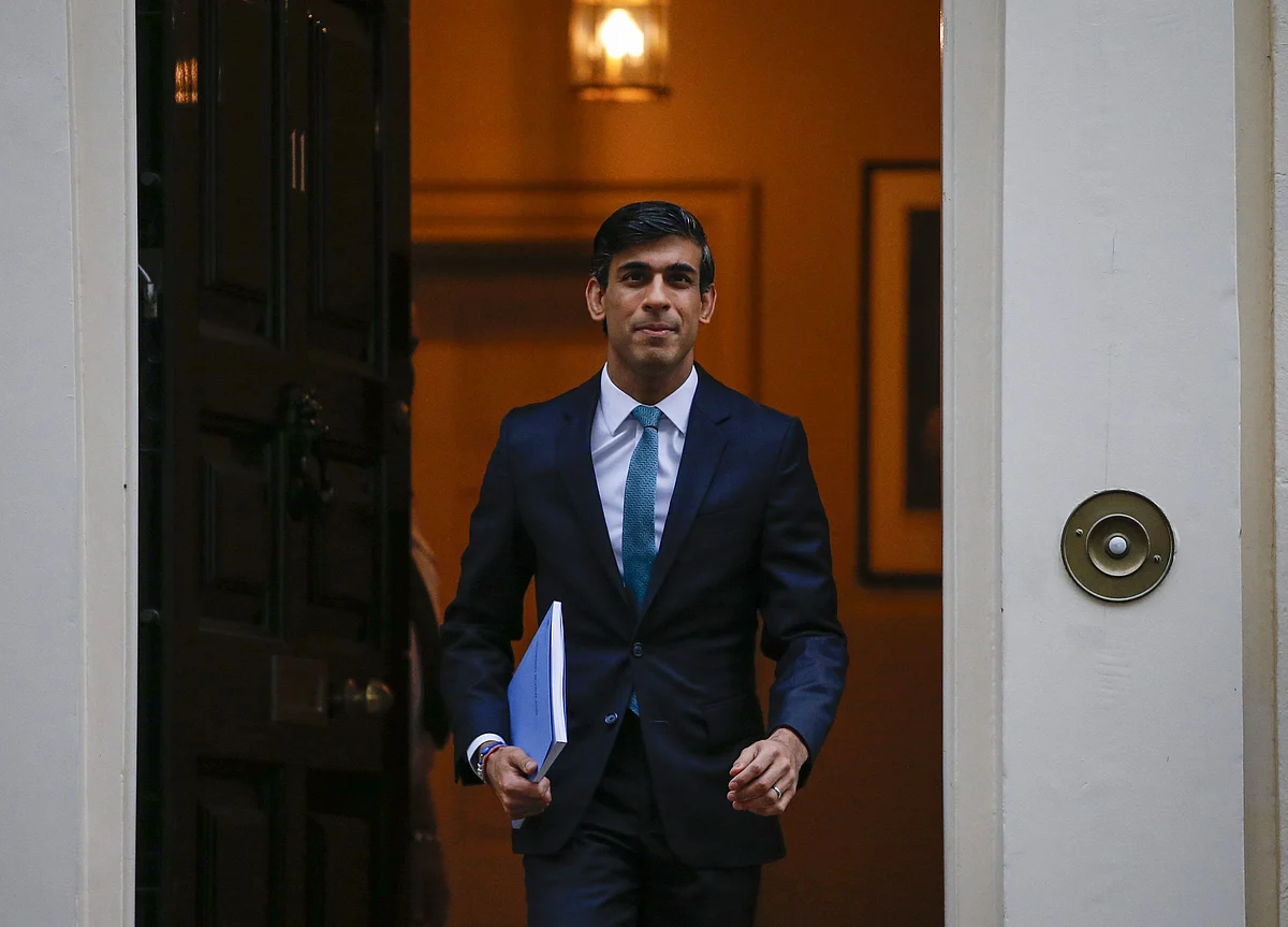 Sunak to Spend Billions Saving U.K. Jobs in Next Four Months