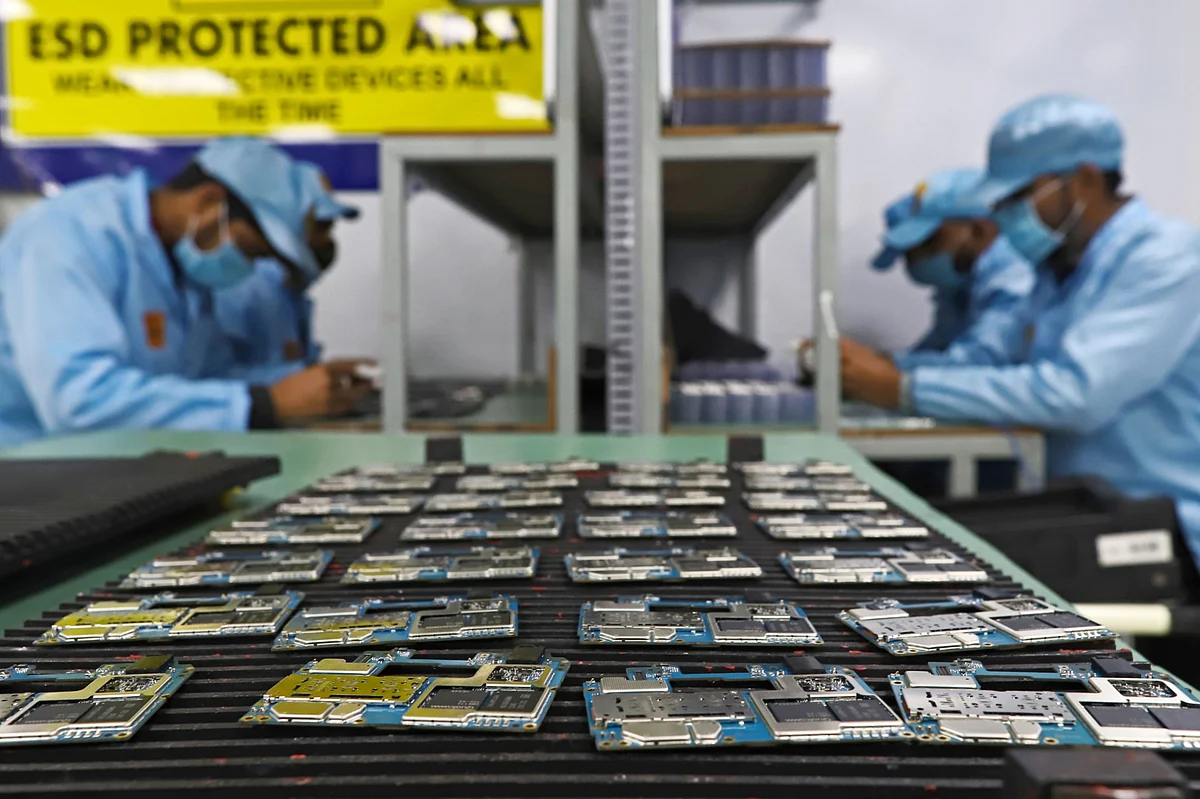 Workers assembles smartphones at Dixon Technologies’ factory in Noida, on Jan. 28, 2021. (Photographer: Anindito Mukherjee/Bloomberg)