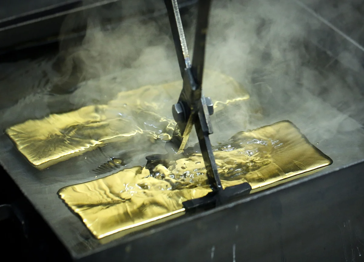 Gold Trims Weekly Loss With U.S. Jobs Data Fueling Stimulus Bets
