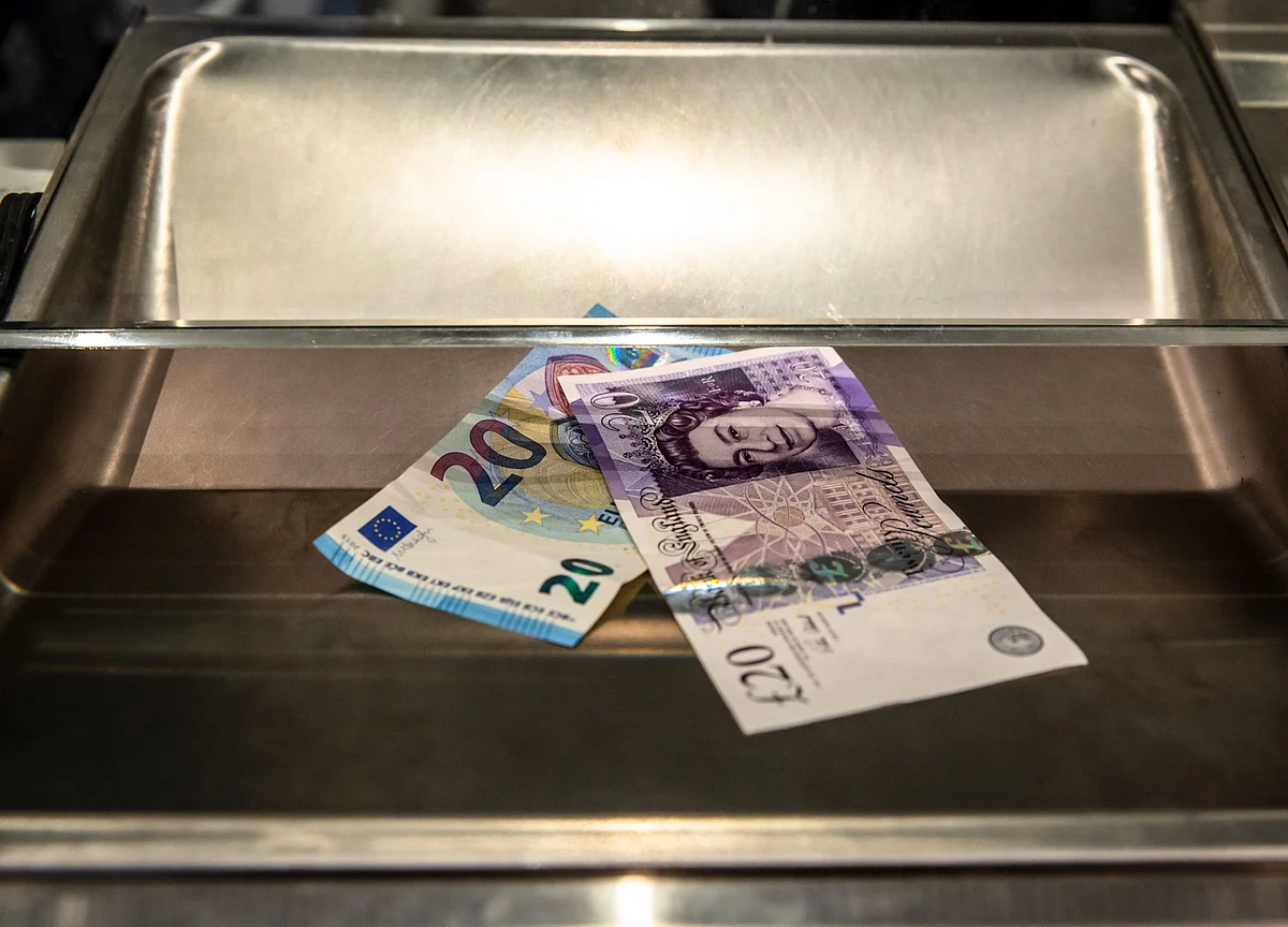 Pound Rises ‘Like a Phoenix’ in Longest Rally in Half a Decade