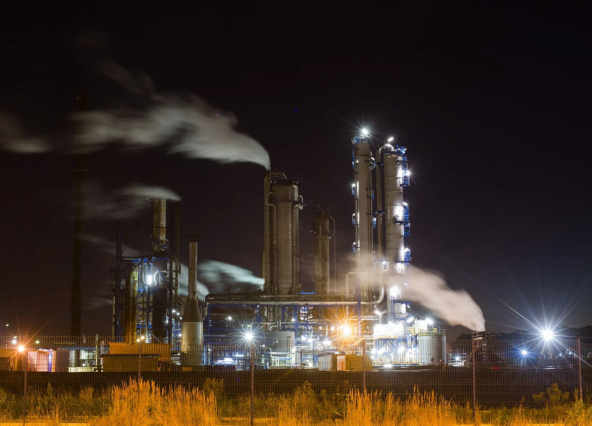 Oil Extends Longest Rally in 2 Years With U.S. Supplies Dropping