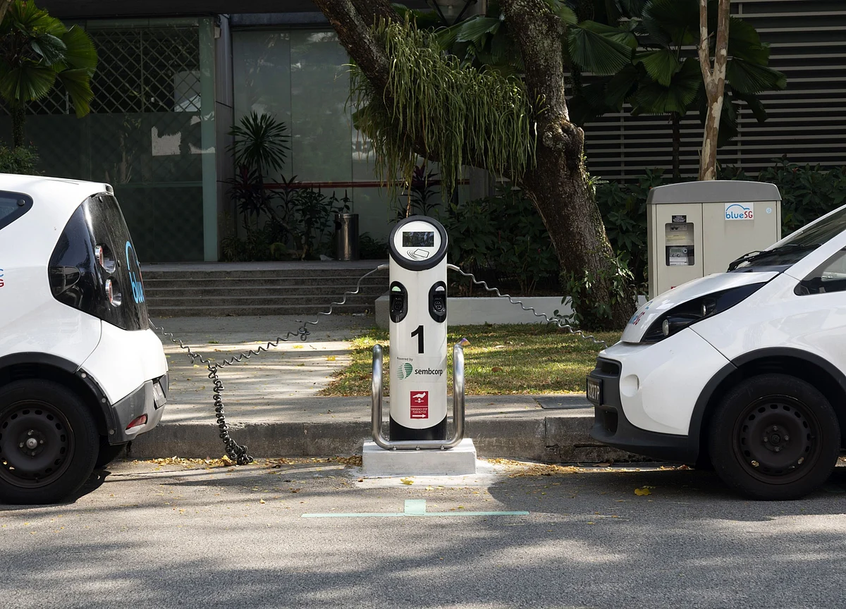 Electric Carmakers Burn Through Cash Like Gas in a Combustion Engine
