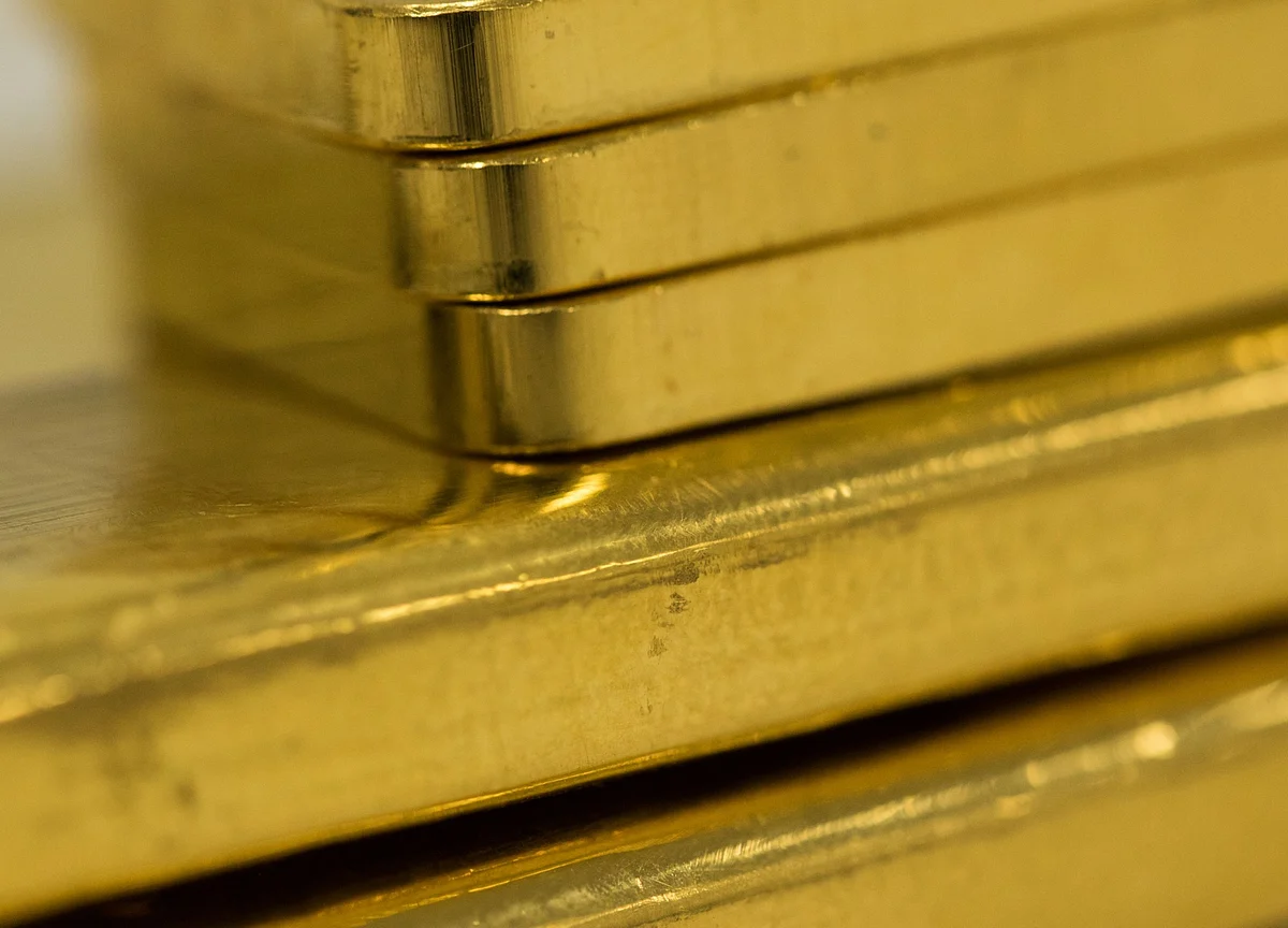 Gold Falls After Two Weekly Gains as Traders Await Bond Auctions
