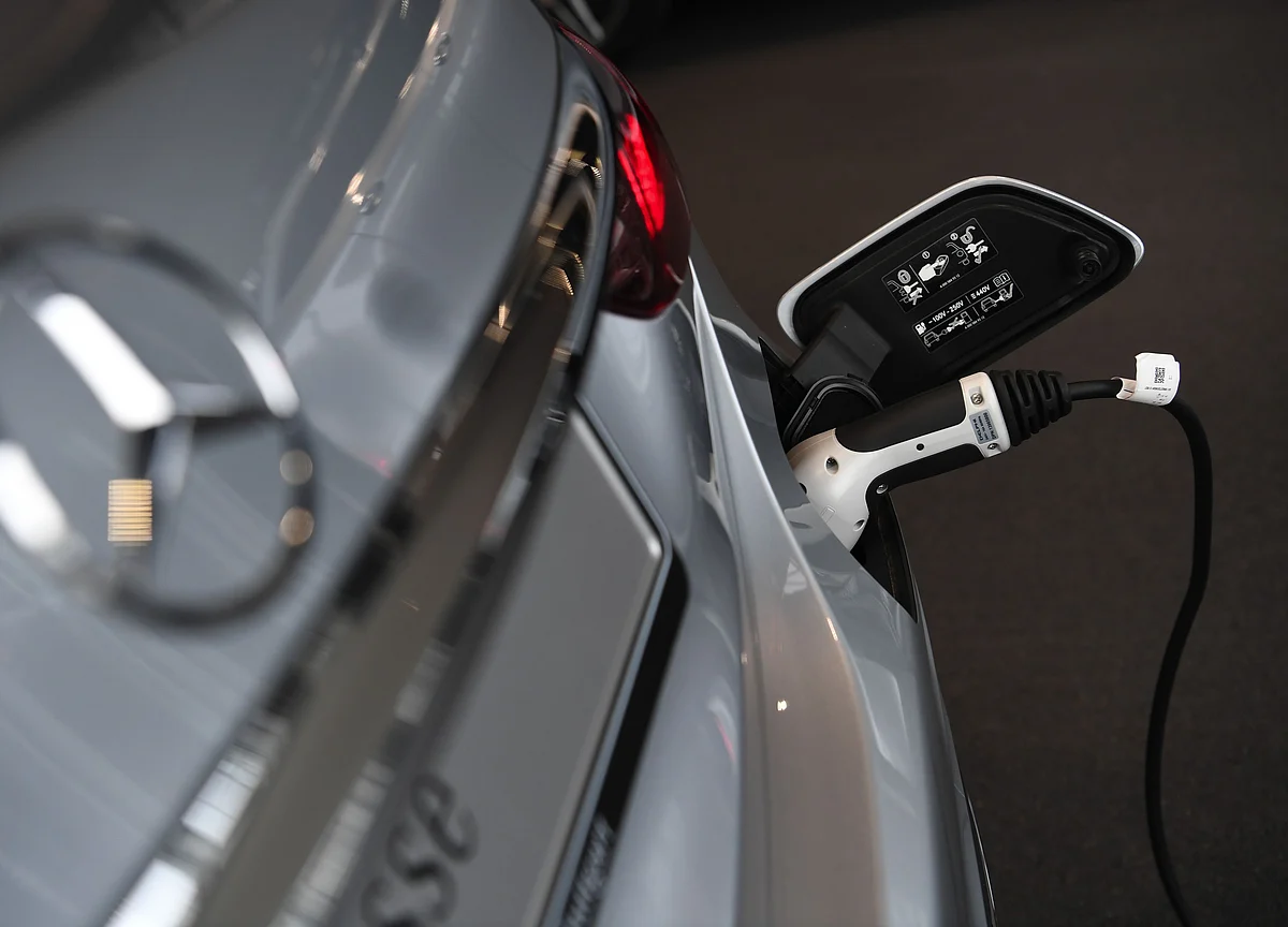 Mercedes to Unveil Flagship Electric Sedan With Tesla-Beating Battery
