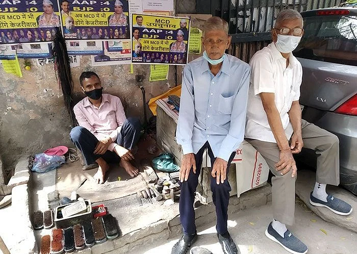 Khajan Singh Saini and Dhyanchand Singh Saini at a cobbler, near Jeevan Hospital and Nursing Home in Delhi’s Sunlight Colony. (Photographer: Anoo Bhuyan/IndiaSpend)