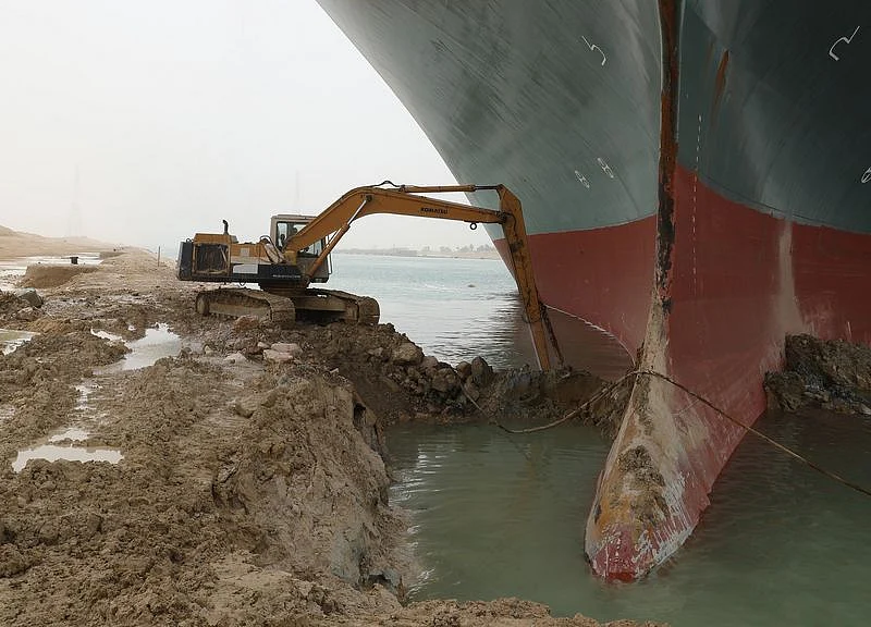 Dislodging the Suez Canal Ship Said to Need at Least a Week
