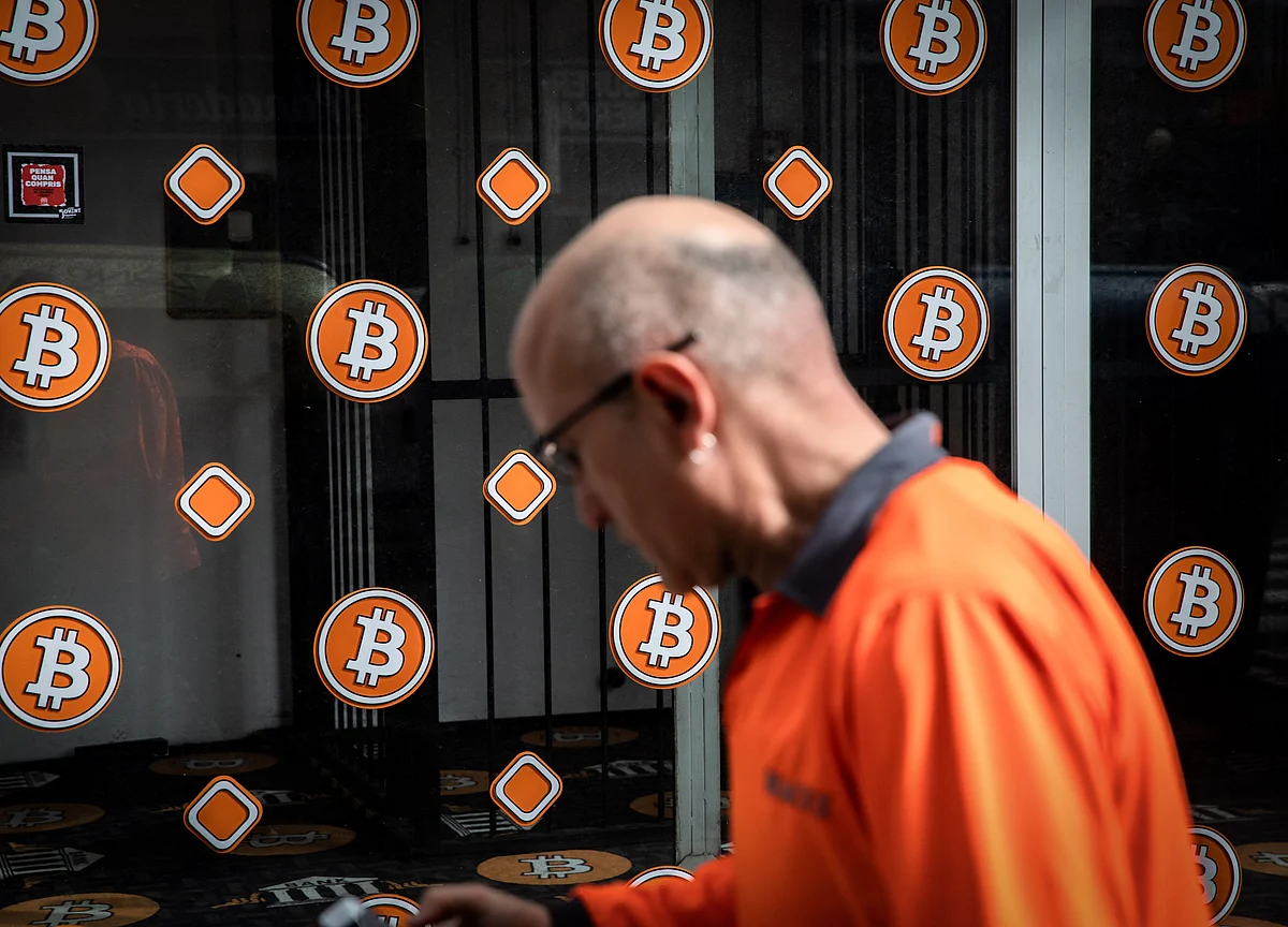 Bitcoin Falls After Weekend Rally Pushes Token to Fresh Record