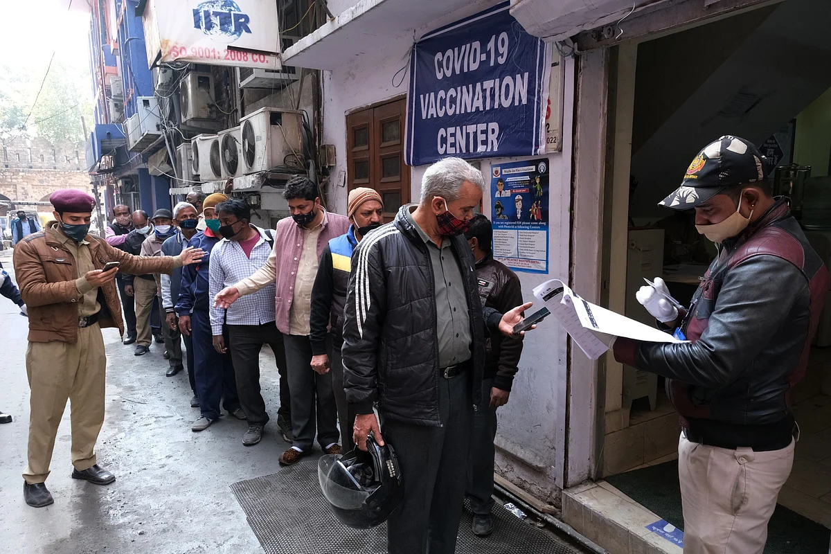 People stand in queue to receive a dose of vaccine for the coronavirus, in New Delhi on Feb. 11, 2021. (Photographer. T. Narayan/Bloomberg)
