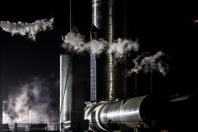 SpaceX’s Biggest Rocket Manages First Landing, Then Explodes