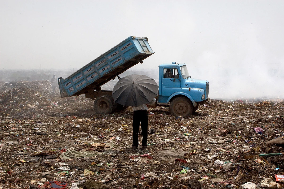 Dumping at the Municipal Corporation of Delhi’s landfill site on the outskirts of New Delhi. (Photographer: Sanjit Das/Bloomberg News)