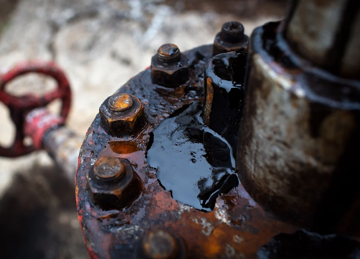 China Takes Aim at a Booming $7 Billion Market for Dirty Oil