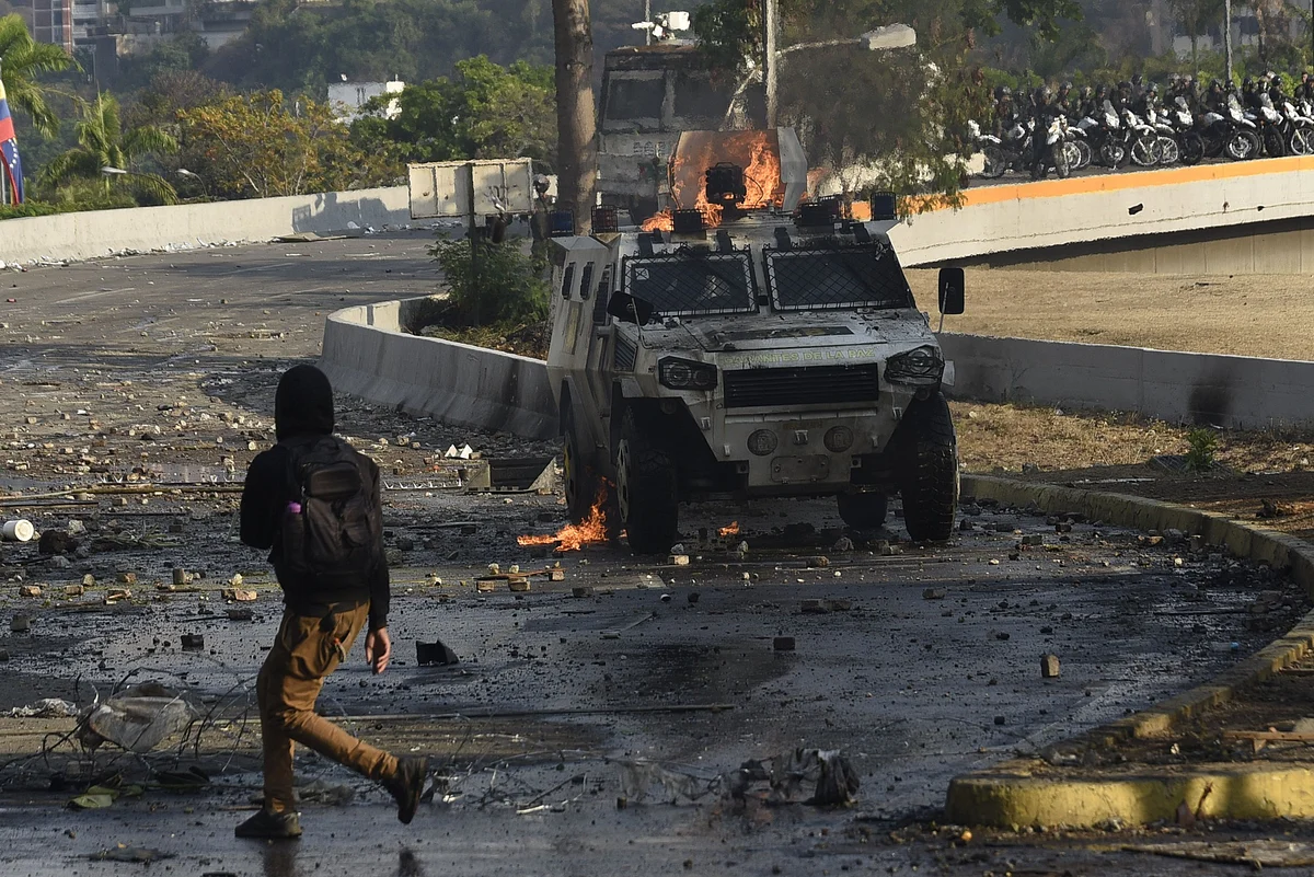 Thousands Flee as Venezuela Army Fights With Colombian Gangs