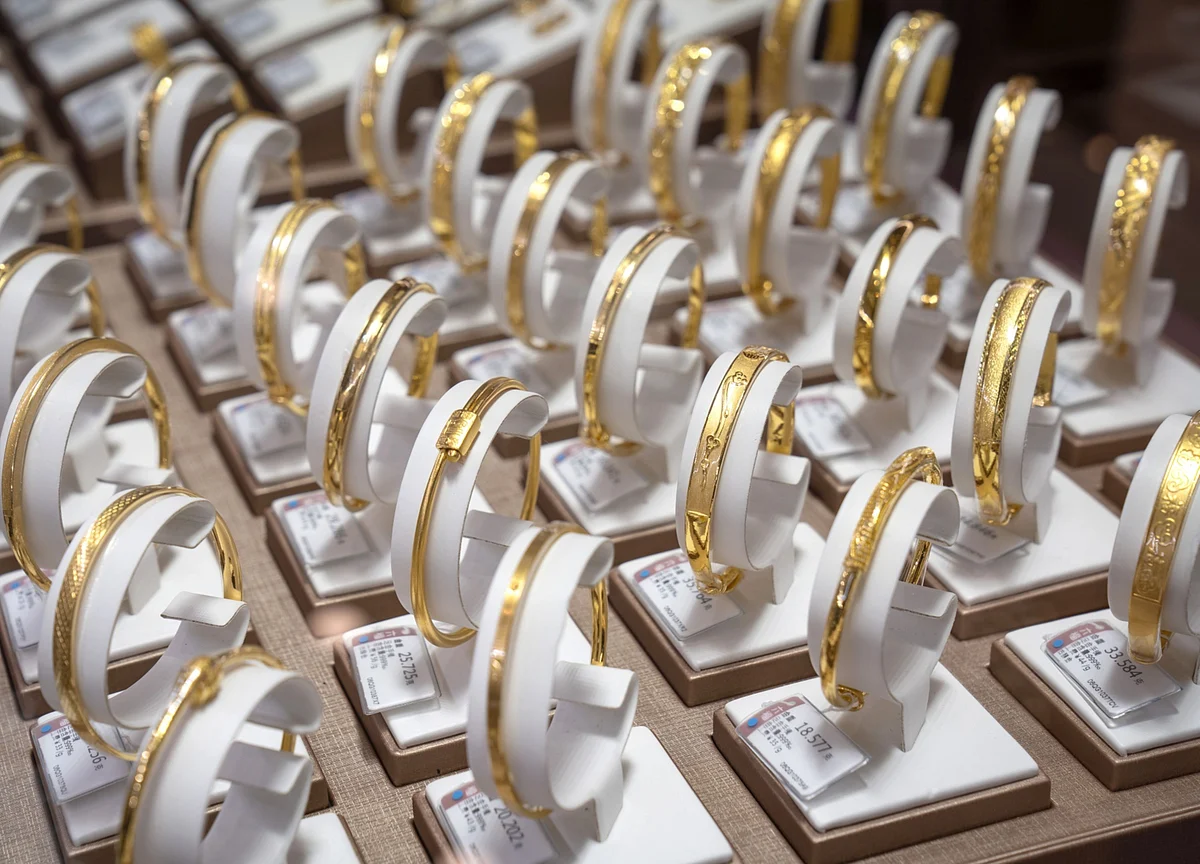 Gold Pares Weekly Drop as Dollar Wavers and Yield Gains Ebb