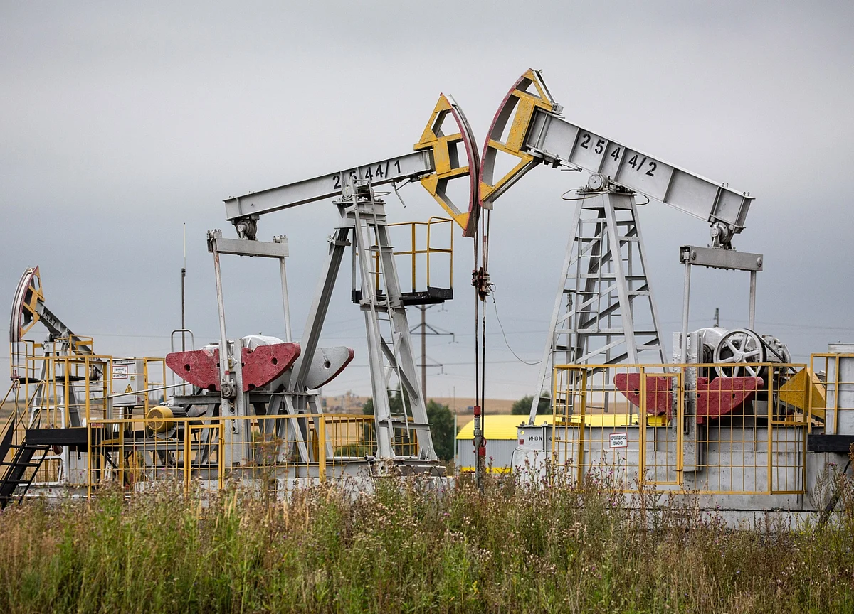 Oil Deepens Retreat After Recent Rally Flashes Technical Warning