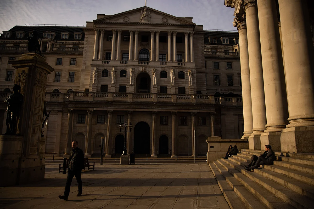 What Worries BOE Officials Now Is Jobs, Not the Inflation Threat