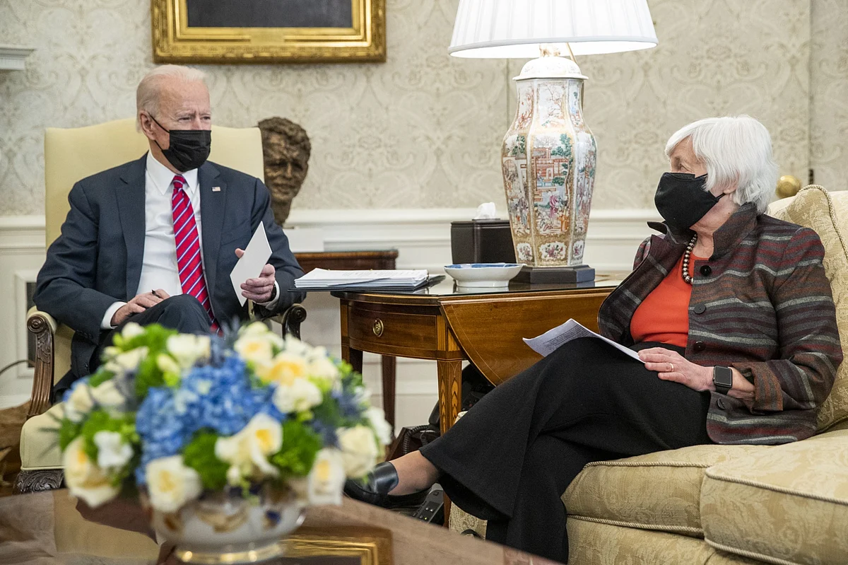 U.S. President Joe Biden speaks with Treasury Secretary Janet Yellen, U.S. at the White House on Jan. 29, 2021. (Photographer: Shawn Thew/EPA/Bloomberg)