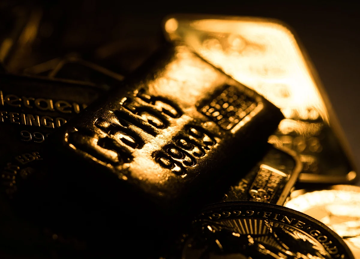 Gold Erases Gains as U.S. Data Refuels Recovery Optimism