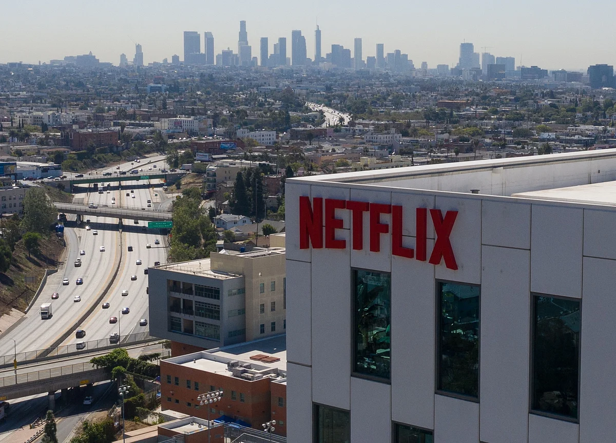 Netflix Falls After Pandemic Boom Reverses to Rare Weakness