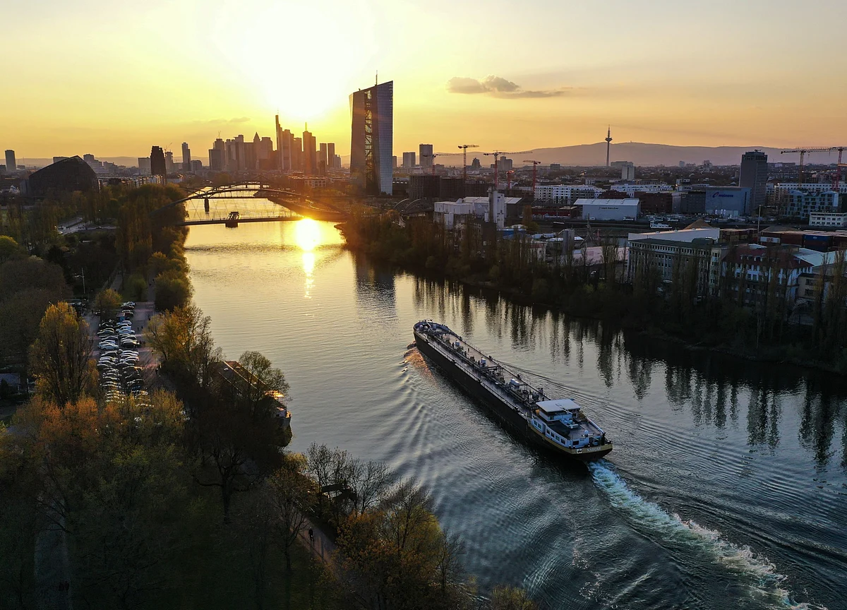 Euro-Area Recovery Kicks In as Services Return to Growth