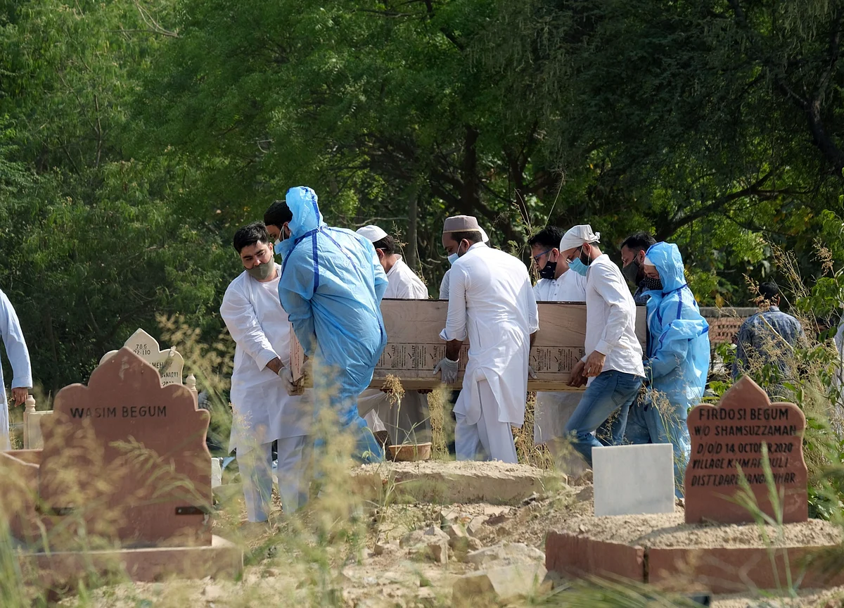Bodies Pile Up at India Crematoriums Overwhelmed by Virus Surge
