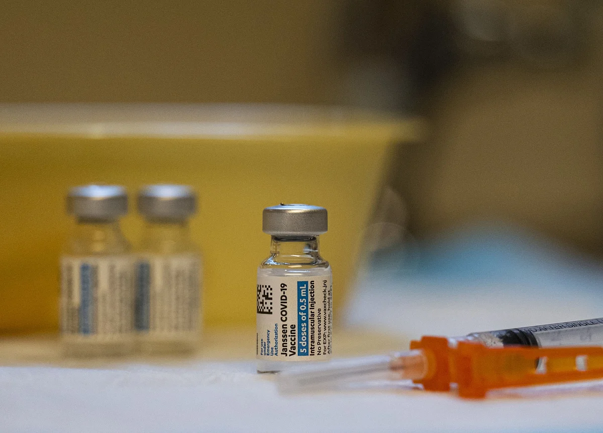 J&J’s Limbo Crimps U.S. Vaccine Drive at a Pivotal Moment