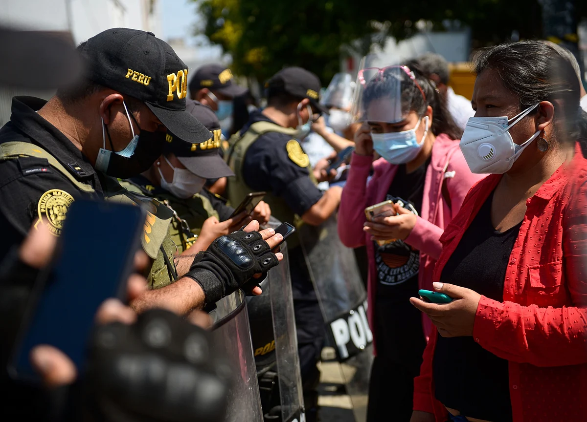 Peru Stocks Tumble as Presidential Vote Spooks Investors