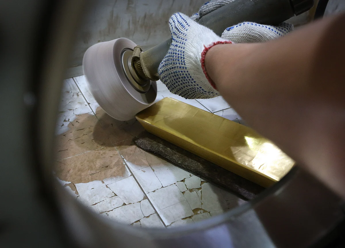 Gold Declines Amid Stronger-Than-Expected U.S. Jobs Report