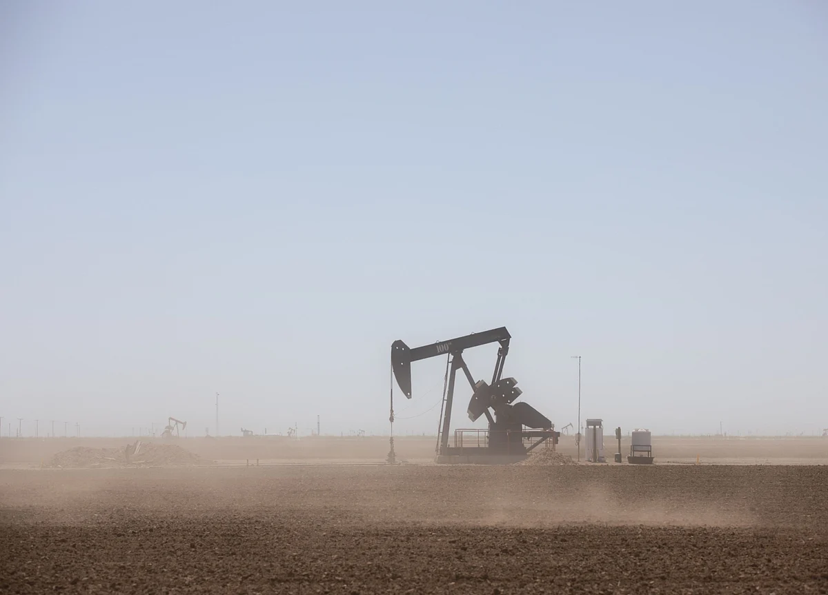 Oil Dips With India’s Virus Surge Looming Over Demand Recovery