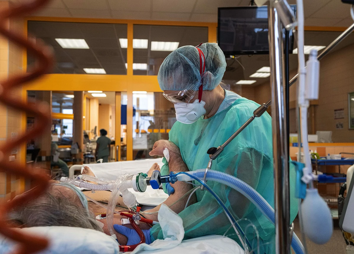Oxford Starts First Study to Reinfect Recovered Covid Patients