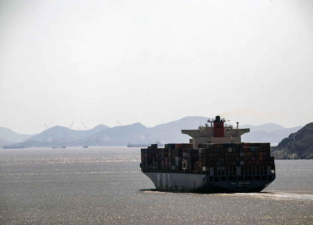 Shipping Containers Plunge Overboard as Supply Race Raises Risks