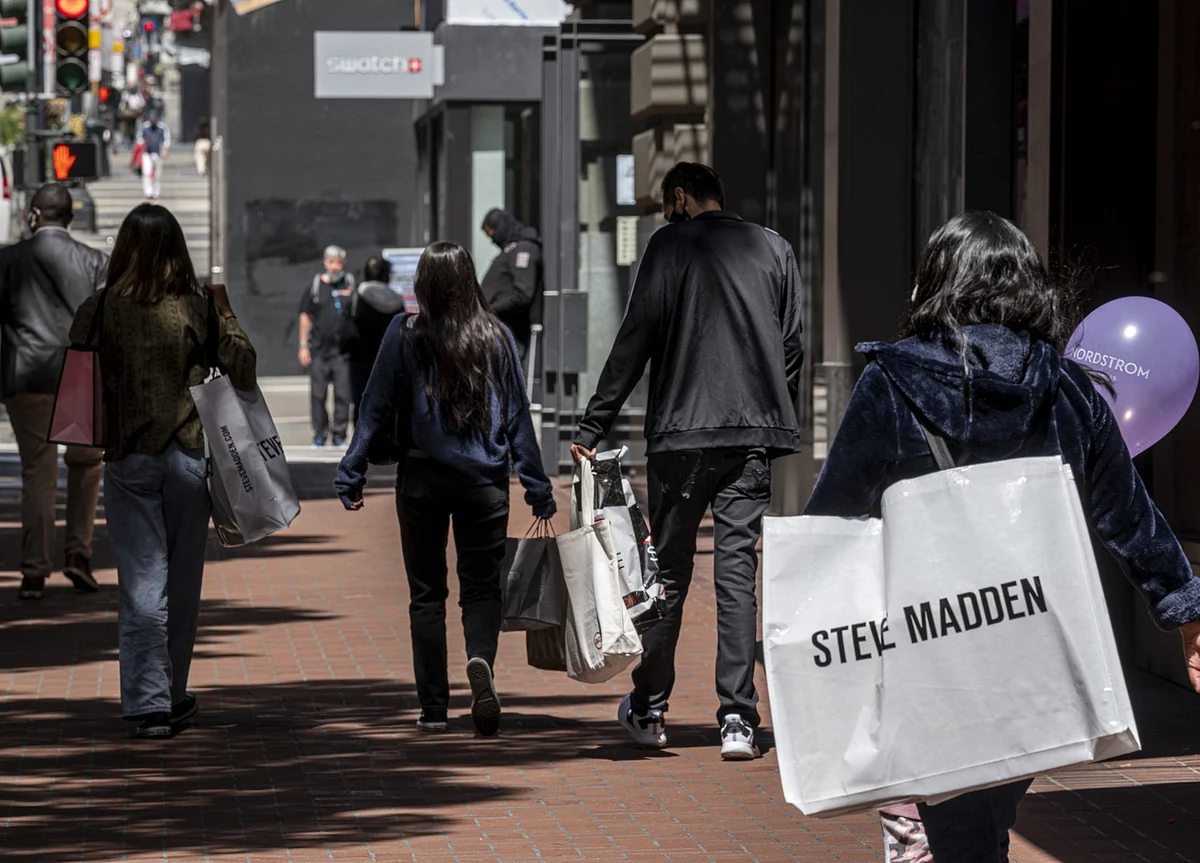 U.S. Recovery Gains Steam as Spending Fuels 6.4% GDP Growth