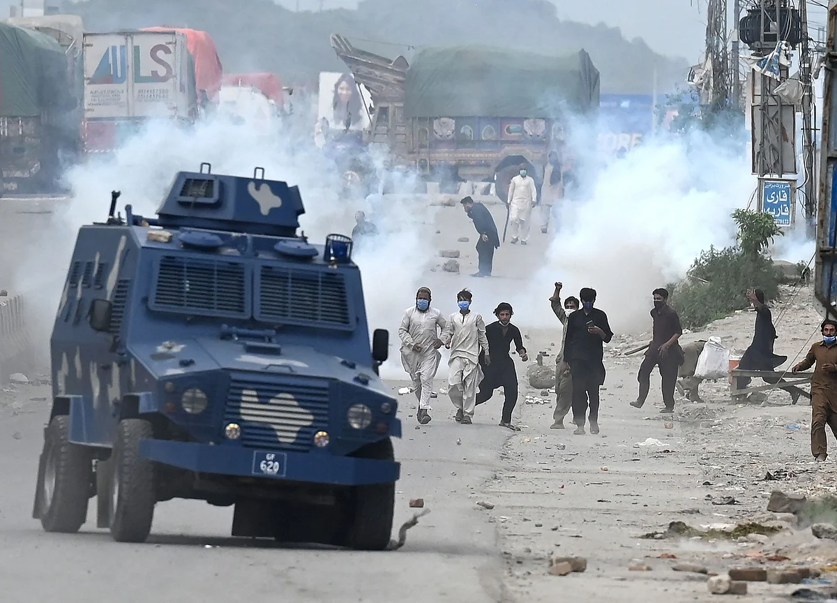 Pakistan Blocks Social Media Services to Counter Protests