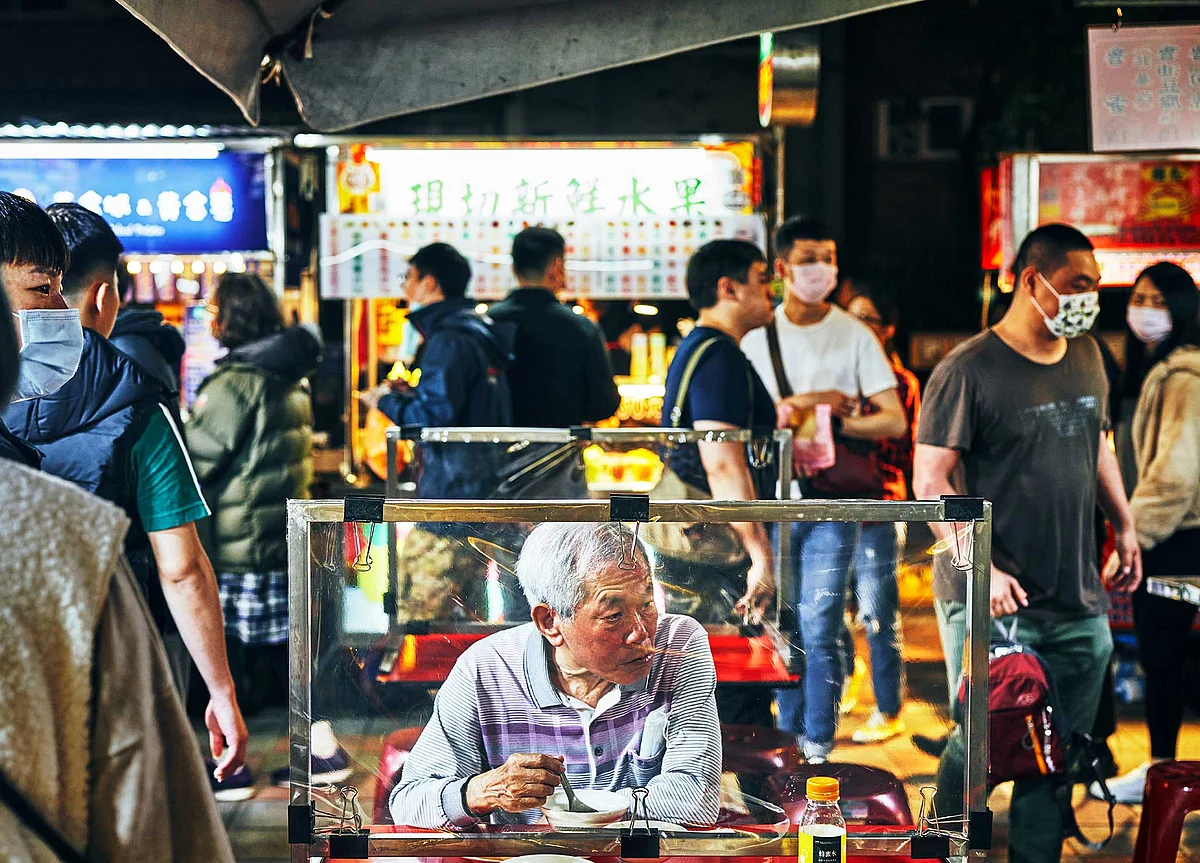 In Taiwan’s Night Markets, Locals Sip Bubble Tea and Wait for Tourists