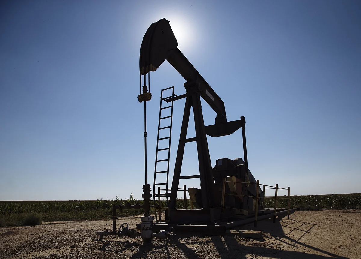 Oil Edges Higher With U.S. Outlook Sustaining Price Breakout