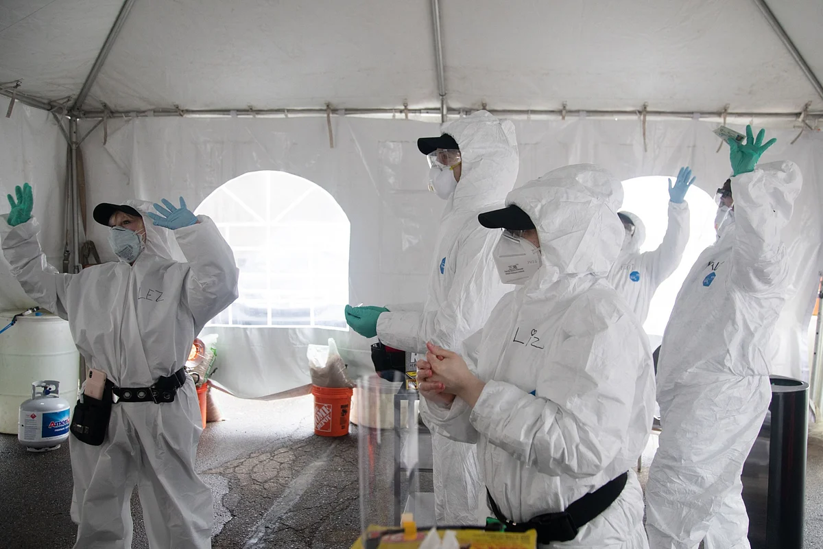 Medical workers smile and wave, at Millennium Medical Group in Farmington Hills, Michigan, on April 7, 2020. (Photographer: Emily Elconin/Bloomberg)