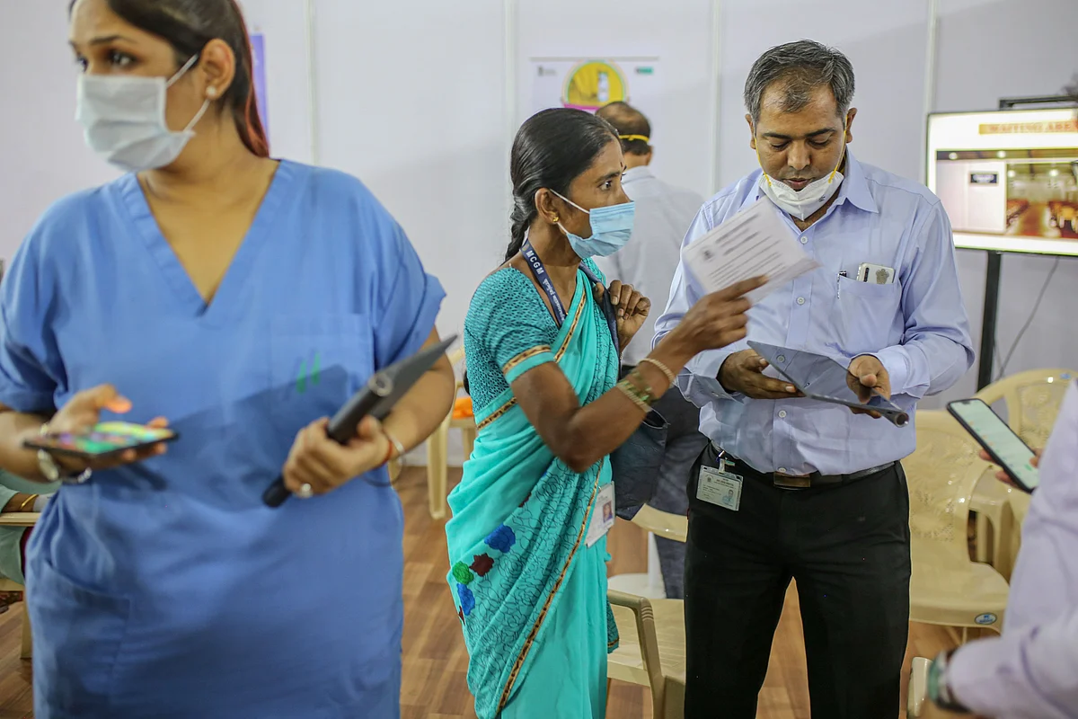 A doctor guides a volunteer ahead of her shot of the Covishield vaccine, in Mumbai, on Jan. 16, 2021. (Photographer: Dhiraj Singh/Bloomberg)